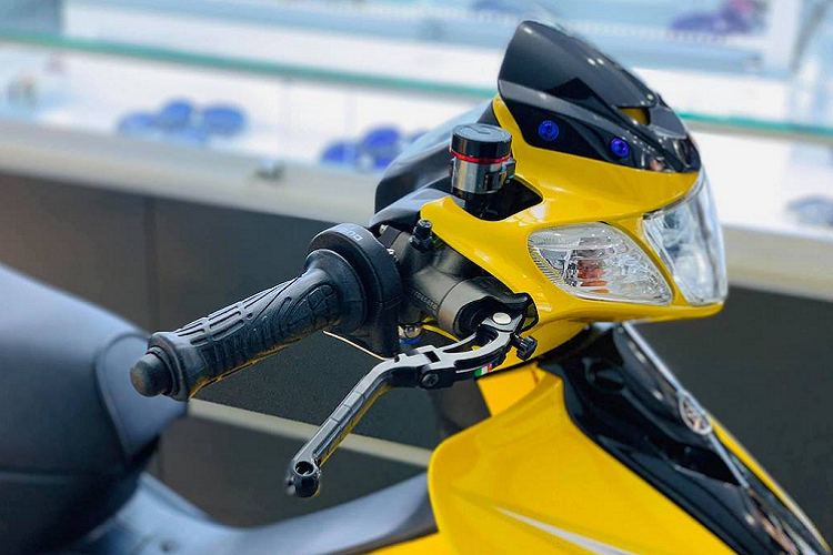 Là một bản độ kiểng, chủ xe hoàn toàn không can thiệp tới khối động cơ 2 thì, xi-lanh đơn, làm mát bằng không khí, dung tích 124,3 cc, kết hợp hộp số 6 cấp giúp sản sinh công suất tối đa 17,1 mã lực tại 8.000 vòng/phút, mô-men xoắn tối đa 16,1 Nm tại 7.500 vòng/phút của 125ZR.