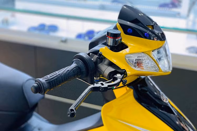 Là một bản độ kiểng, chủ xe hoàn toàn không can thiệp tới khối động cơ 2 thì, xi-lanh đơn, làm mát bằng không khí, dung tích 124,3 cc, kết hợp hộp số 6 cấp giúp sản sinh công suất tối đa 17,1 mã lực tại 8.000 vòng/phút, mô-men xoắn tối đa 16,1 Nm tại 7.500 vòng/phút của 125ZR.