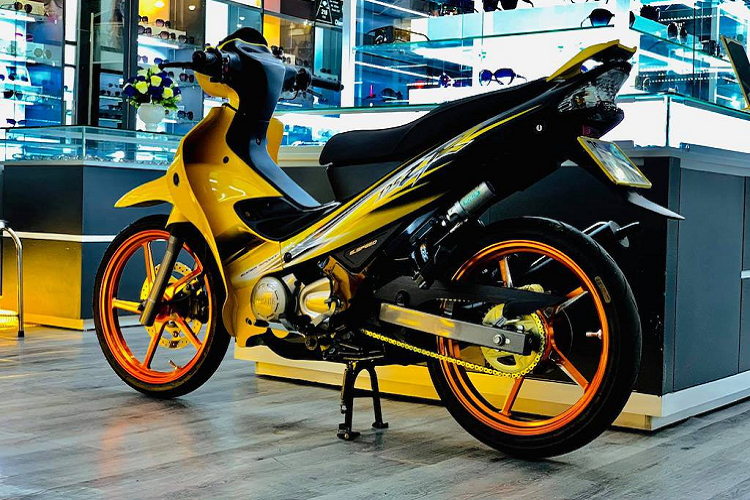 Một phần khác khiến những chiếc xe côn tay Yamaha125ZR được ưa chuộng là do nó vẫn sản xuất nó tại Malaysia, khiến người yêu xe vẫn có thể mua được những chiếc xe này ở dạng "đập thùng" mới tinh.