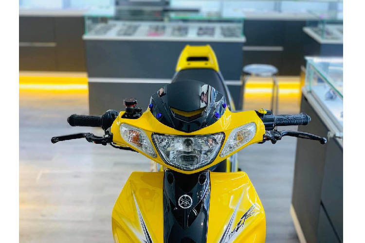 Mặc dù có giá đắt, nhưng dòng xe này vẫn thường được những chủ nhân của chúng độ lại để thêm phần nổi bật và đẳng cấp, giống như chiếc xe trong bài viết này.