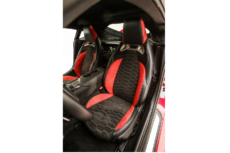 Ghế lái thể thao đỏ - đen trên Toyota GR Supra Heritage Edition