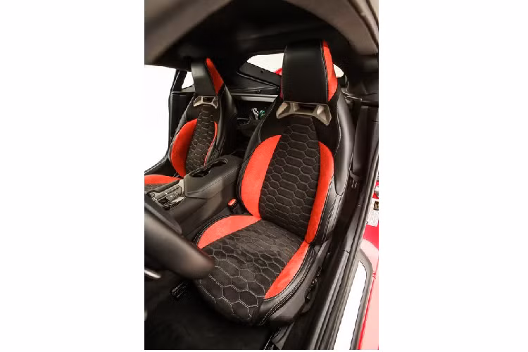 Ghế lái thể thao đỏ - đen trên Toyota GR Supra Heritage Edition