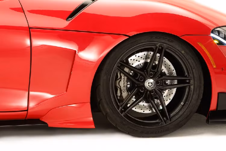 Lớp sơn xuất hiện trên model này là một màu đỏ rực mang tên ‘Re-Entry Red’ – mang nhiều liên tưởng tới mẫu Mk4.