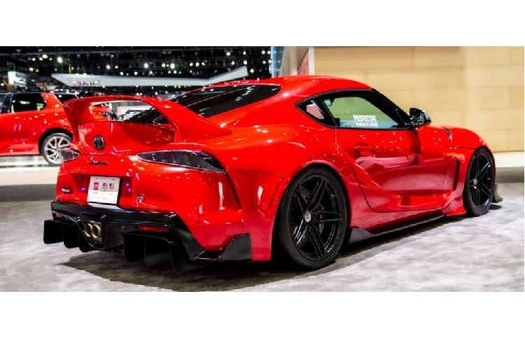 Tuy nhiên đây không phải là thế hệ mới nhất của chiếc xe thể thao Toyota Supra, mẫu xe xuất hiện trong triển lãm là phiên bản Hertitage, được lấy cảm hứng từ các thế hệ model Mk4 – có thể thấy nét tương đồng trong thiết kế cánh lướt gió phía sau.