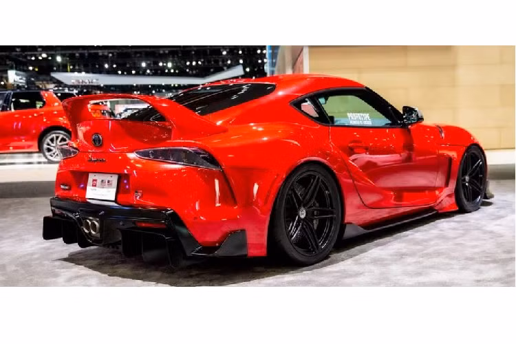 Tuy nhiên đây không phải là thế hệ mới nhất của chiếc xe thể thao Toyota Supra, mẫu xe xuất hiện trong triển lãm là phiên bản Hertitage, được lấy cảm hứng từ các thế hệ model Mk4 – có thể thấy nét tương đồng trong thiết kế cánh lướt gió phía sau.