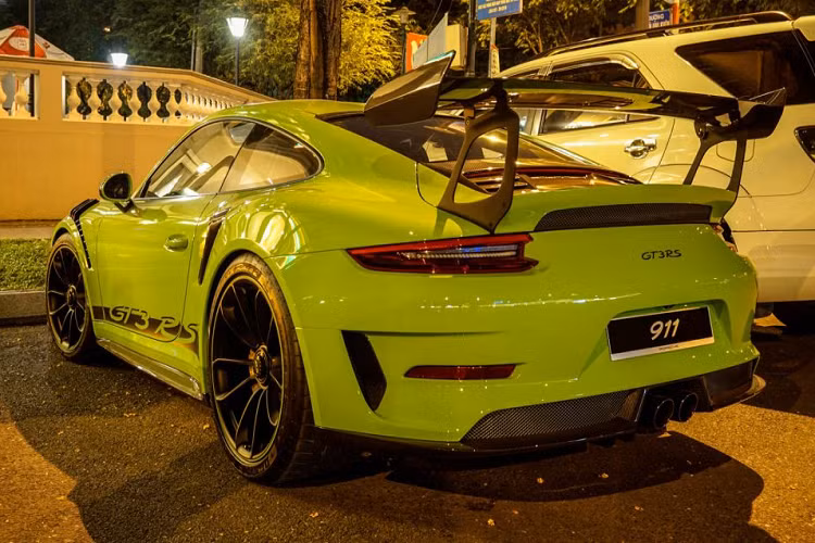 Xe cũng được thay mới phần cánh gió nguyên bản sang cánh gió to bản bằng sợi carbon của Techart, bộ ốp nhựa cho phần nắp động ở đuôi xe cũng được chủ nhân mạnh tay thay thế bằng bộ ốp sợi carbon mới và cuối cùng là bộ khuếch tán mới cũng được làm từ sợi carbon.