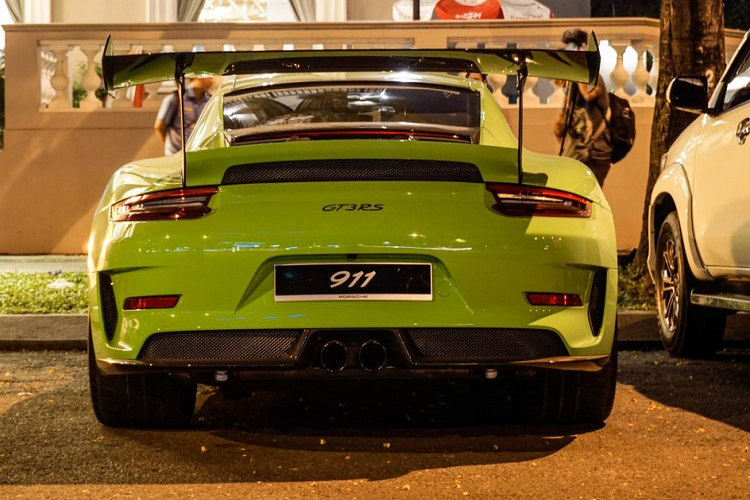 Đuôi xe không có nhiều sự khác biệt so với thế hệ trước với ống xả kép được đặt ở vị trí trung tâm được phủ lên một lớp sơn đen bóng mạnh mẽ, hai hốc gió hông giúp điều hòa luồng khí chạy dọc theo thân xe. Cặp đèn hậu được cải tiến là chi tiết phổ biến trên các biến thể mới của dòng 911 huyền thoại.