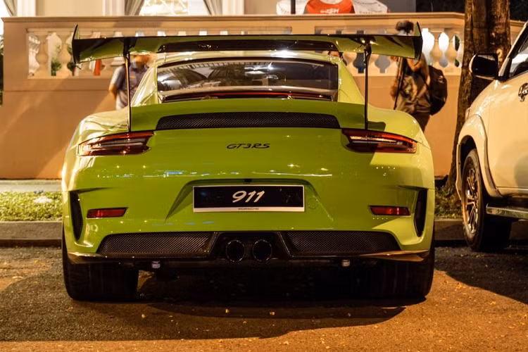 Đuôi xe không có nhiều sự khác biệt so với thế hệ trước với ống xả kép được đặt ở vị trí trung tâm được phủ lên một lớp sơn đen bóng mạnh mẽ, hai hốc gió hông giúp điều hòa luồng khí chạy dọc theo thân xe. Cặp đèn hậu được cải tiến là chi tiết phổ biến trên các biến thể mới của dòng 911 huyền thoại.