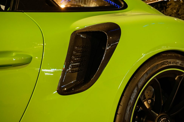 Porsche 911 GT3 RS được trang bị động cơ 6 xi-lanh, dung tích 4.0 lít hút khí tự nhiên, sản sinh công suất cực đại 520 mã lực ( hơn 20 mã lực so với phiên bản tiền nhiệm ). Toàn bộ sức mạnh từ khối động cơ được truyền đến bánh xe sau thông qua hộp số PDK 7 cấp giúp GT3 RS có khả năng tăng tốc từ 0-100 Km/h trong vòng 3,2 giây và có tốc độ tối đa là 312 Km/h.