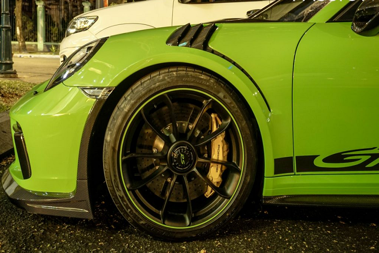 Porsche 911 GT3 RS thế hệ mới sử dụng bộ mâm 5 chấu kép nan hoa với kích thước 20 inch cho bánh trước và 21 inch cho bánh sau được sơn đen mờ, đi cùng với đó hệ thống khóa tâm bánh xe tiên tiến.
