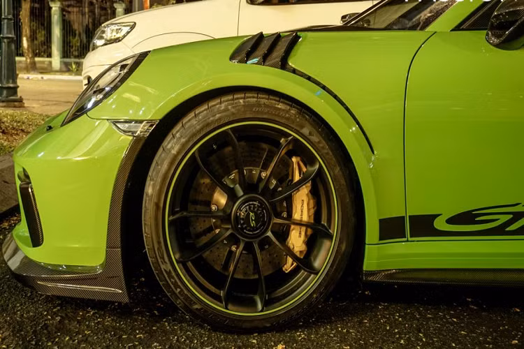 Porsche 911 GT3 RS thế hệ mới sử dụng bộ mâm 5 chấu kép nan hoa với kích thước 20 inch cho bánh trước và 21 inch cho bánh sau được sơn đen mờ, đi cùng với đó hệ thống khóa tâm bánh xe tiên tiến.