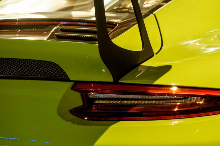 Giá bán Porsche 911 GT3 RS chính hãng hiện đang là 13,95 tỉ đồng chưa bao gồm tùy chọn. Gía thành của xe sẽ có sự thay đổi tùy vào các trang bị mà chủ nhân chọn cho chiếc 911 GT3 RS của mình.