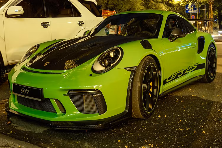 Chiếc Porsche 911 GT3 RS mới này sở hữu lớp sơn ngoại thất ấn tượng với màu xanh Lizard Green đang rất thịnh hành trong giới chơi xe. Xe thuộc lô 911 GT3 RS thế hệ mới được nhập khẩu chính hãng thông qua đại lí Porsche Việt Nam và là chiếc duy nhất mang màu xanh Lizard Green.