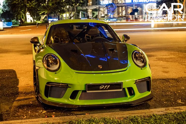 Mới đây nhất thì chiếc siêu xe Porsche 911 GT3 RS màu xanh lá cây độc nhất Việt Nam đã bị bắt gặp khi đang đậu trước một nhà hàng tại khu vực quận 1, được biết thì đây chính là lần đầu tiên mẫu siêu xe này bị bắt gặp trên đường phố sau khi được bàn giao.