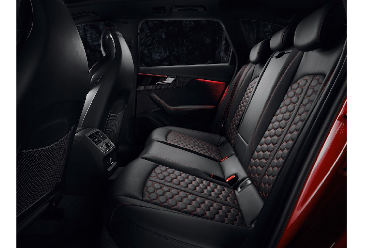 Hệ động lực của xe cũng không có sự thay đổi khi RS 4 Avant tiếp tục sử dụng máy V6 2.9l tăng áp kép tương tự như phiên bản xe sang Panamera S của Porsche.