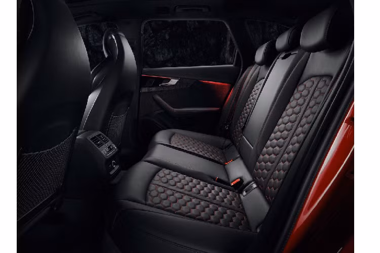 Hệ động lực của xe cũng không có sự thay đổi khi RS 4 Avant tiếp tục sử dụng máy V6 2.9l tăng áp kép tương tự như phiên bản xe sang Panamera S của Porsche.