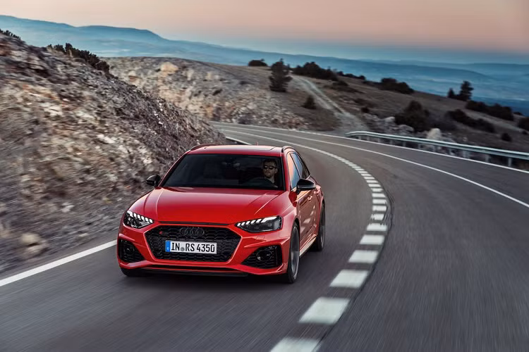 Tuy nhiên, Audi đã tiếp tục cải tiến động cơ này để nâng công suất lên tới 450 PS và mô-men xoắn cực đại 600 Nm. Như thường lệ, kết hợp với động cơ là hệ dẫn động 4 bánh quattro truyền thống của Audi, cùng với hộp số tự động 8 cấp được cải tiến để tối ưu hóa quá trình chuyển số.