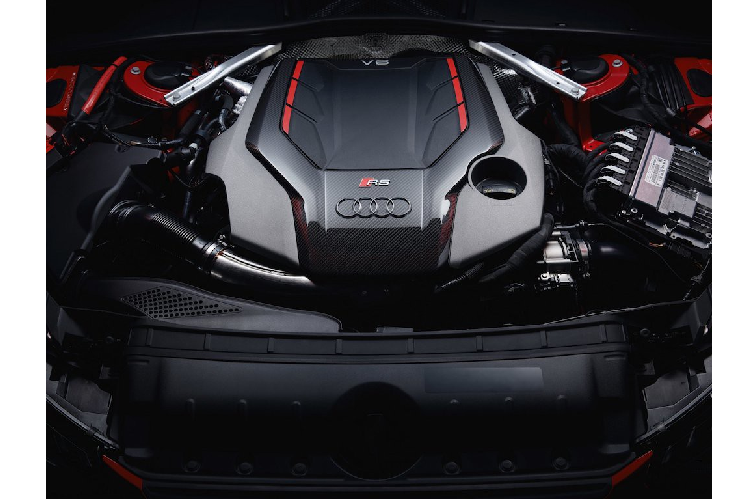 So với trước đây, chiếc xe đã có cản trước mới với lưới tản nhiệt Single Frame rộng hơn và các hốc gió lớn - tất cả đều sở hữu bề mặt lưới vân tổ ong. Bộ mâm mới là những thay đổi bắt mắt nhất ở hai bên thân xe, trong khi cản hậu cũng được tái thiết kế và đèn hậu có choá LED hiện đại hơn.