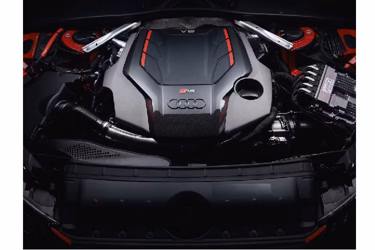 So với trước đây, chiếc xe đã có cản trước mới với lưới tản nhiệt Single Frame rộng hơn và các hốc gió lớn - tất cả đều sở hữu bề mặt lưới vân tổ ong. Bộ mâm mới là những thay đổi bắt mắt nhất ở hai bên thân xe, trong khi cản hậu cũng được tái thiết kế và đèn hậu có choá LED hiện đại hơn.