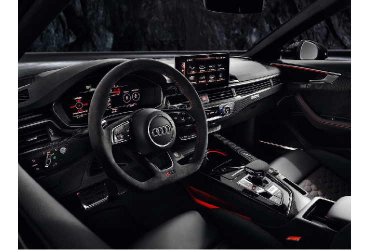 Ngoài thiết kế đèn pha mới tương tự các phiên bản A4 thường khác, điểm nổi bật dễ nhận ra nhất của RS 4 Avant 2020 đó là ngoại hình đầy dữ dằn lấy cảm hứng từ đàn anh RS 6 Avant.