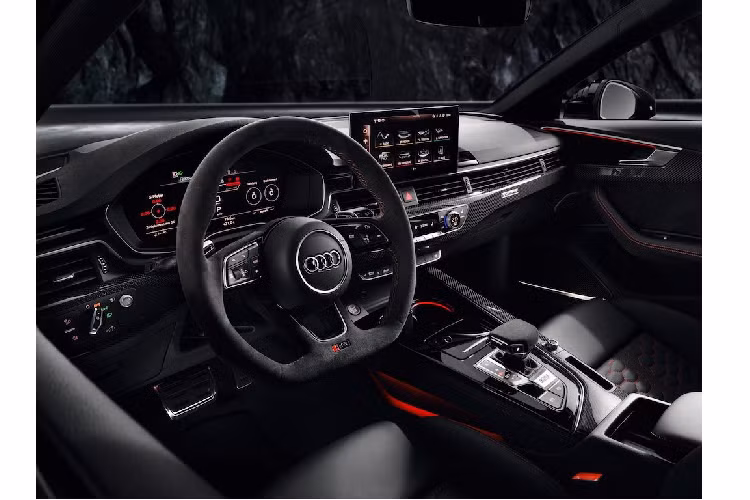 Ngoài thiết kế đèn pha mới tương tự các phiên bản A4 thường khác, điểm nổi bật dễ nhận ra nhất của RS 4 Avant 2020 đó là ngoại hình đầy dữ dằn lấy cảm hứng từ đàn anh RS 6 Avant.