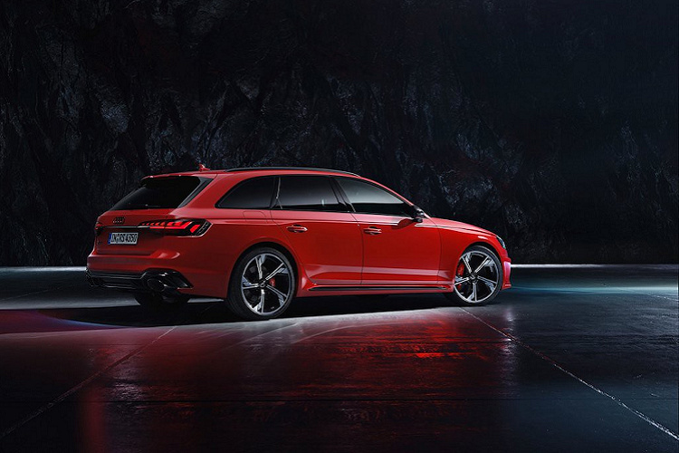 Đây là phiên bản cuối cùng thuộc dòng A4 nâng cấp giữa vòng đời (facelift) của hãng xe sang Audi, xuất hiện lần đầu vào tháng 5/2019.