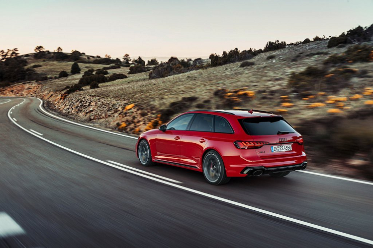 Tại châu Âu, những chiếc RS 4 Avant 2020 đầu tiên sẽ có mặt tại showroom kể từ tháng 12 năm nay. Giá xe Audi RS 4 Avant 2020 khởi điểm từ 81.400 Euro (tương đương 2,058 tỷ đồng).