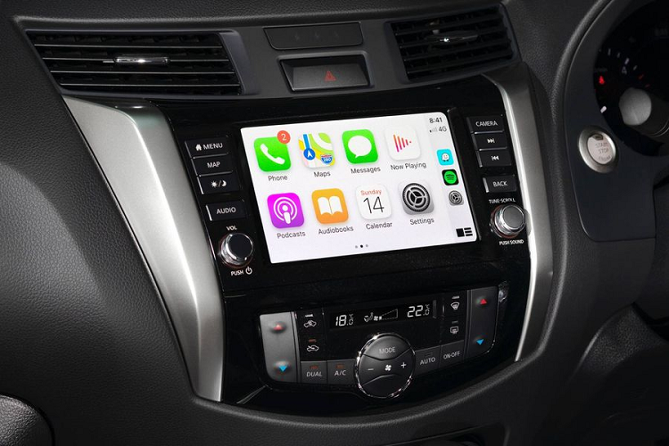 Danh sách các tính năng tiêu chuẩn của Navara N-Trek tiếp tục với nghe điện thoại rảnh tay/phát nhạc qua Bluetooth, điều hòa hai vùng, khóa thông minh (mở cửa từ xa), khởi động bằng nút bấm và định vị vệ tinh.