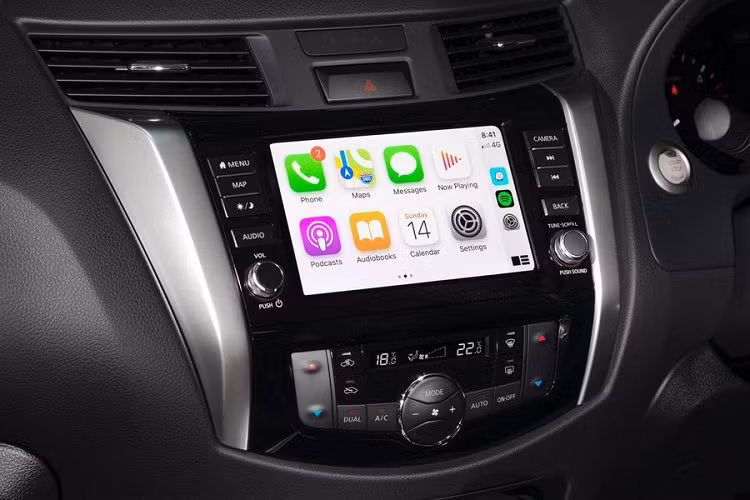 Danh sách các tính năng tiêu chuẩn của Navara N-Trek tiếp tục với nghe điện thoại rảnh tay/phát nhạc qua Bluetooth, điều hòa hai vùng, khóa thông minh (mở cửa từ xa), khởi động bằng nút bấm và định vị vệ tinh.