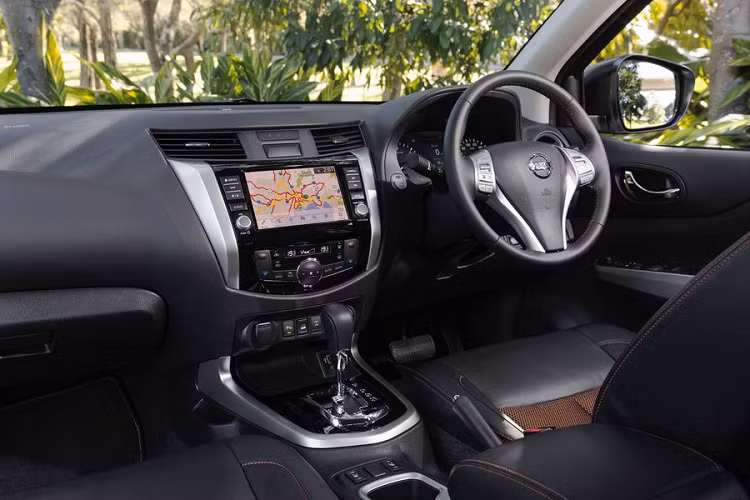 Về các tính năng an toàn, bán tải Nissan Navara N-Trek mới được trang bị camera lùi, cảm biến đỗ xe, camera quan sát xung quanh 360 độ, hỗ trợ leo dốc, xuống dốc, khóa vi sai điện tử phía sau...