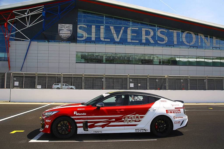 Do đã đi được 16.093km - một con số ấn tượng đối với xe thử nghiệm, cuối cùng nó đã được chi nhánh Kia Anh giữ lại thay vì tiến tới bãi phế liệu, và "lột xác" hoàn toàn thành xe đua. Ngay từ ngoại thất, chiếc xe đua Kia Stinger này đã có một số điểm nhấn khí động học mới như các cánh gió trước sau từ hãng Stillen của Mỹ và cánh đuôi của Air Design.