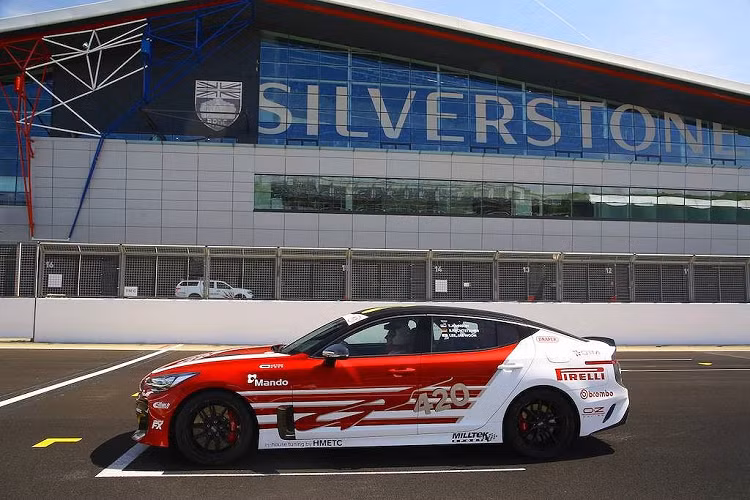 Do đã đi được 16.093km - một con số ấn tượng đối với xe thử nghiệm, cuối cùng nó đã được chi nhánh Kia Anh giữ lại thay vì tiến tới bãi phế liệu, và "lột xác" hoàn toàn thành xe đua. Ngay từ ngoại thất, chiếc xe đua Kia Stinger này đã có một số điểm nhấn khí động học mới như các cánh gió trước sau từ hãng Stillen của Mỹ và cánh đuôi của Air Design.