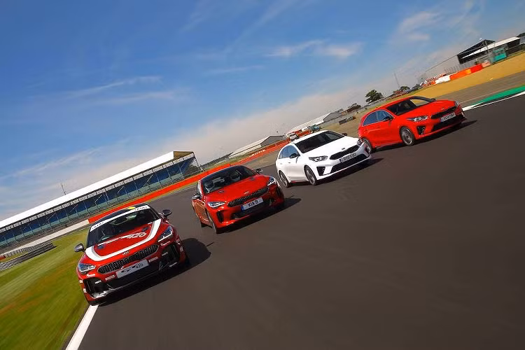 Với những biện pháp "ép cân" này, tổng cộng Stinger GT420 đã nhẹ hơn xe thương mại tới 150kg, dù các kỹ sư Kia đã lắp khung thép giằng bên trong cabin cùng các trang bị của xe đua như ghế Sparco, dây đai an toàn đa điểm, hệ thống cứu hoả...