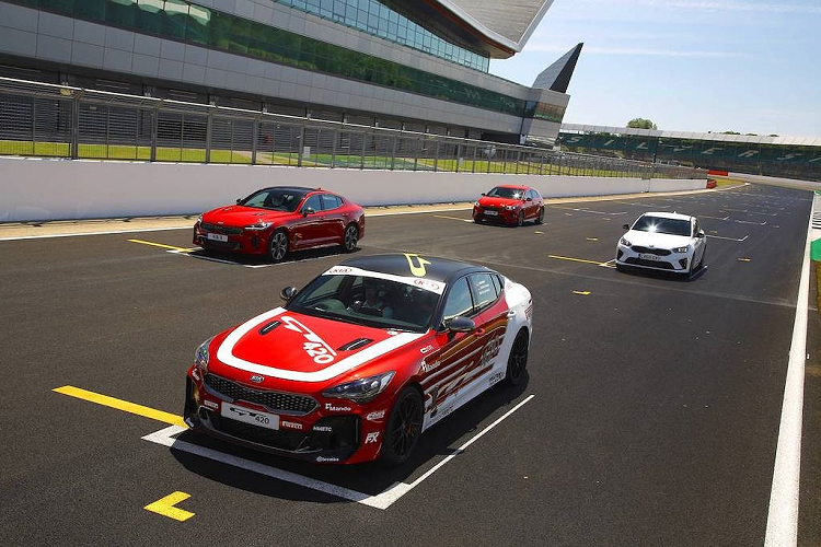 Trước đó, chiếc Kia Stinger đặc biệt này là xe thử nghiệm. Đáng ra, nó đã bị nghiền nát hoặc dỡ ra tái chế sau khi hoàn thành vai trò của mình tuy nhiên nó lại được chọn lựa để "biến hình" thành một mẫu xe đua có "102".