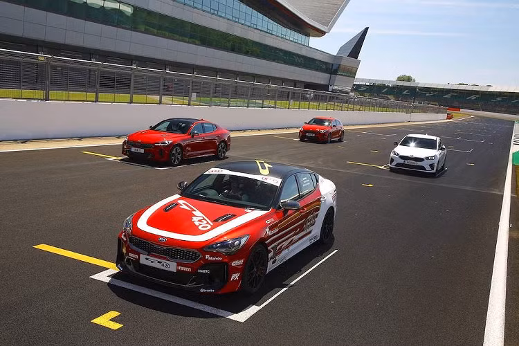 Trước đó, chiếc Kia Stinger đặc biệt này là xe thử nghiệm. Đáng ra, nó đã bị nghiền nát hoặc dỡ ra tái chế sau khi hoàn thành vai trò của mình tuy nhiên nó lại được chọn lựa để "biến hình" thành một mẫu xe đua có "102".