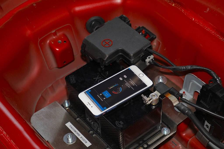 Là một chiếc xe đua chuyên nghiệp, Stinger GT420 đã được lược bỏ gần như mọi trang bị nguyên bản như hàng ghế sau, túi khí, hệ thống giải trí, ốp cửa... Những tấm cách âm và cửa sổ trời cũng được vứt bỏ.