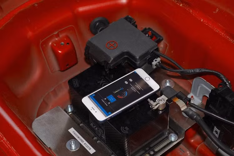 Là một chiếc xe đua chuyên nghiệp, Stinger GT420 đã được lược bỏ gần như mọi trang bị nguyên bản như hàng ghế sau, túi khí, hệ thống giải trí, ốp cửa... Những tấm cách âm và cửa sổ trời cũng được vứt bỏ.