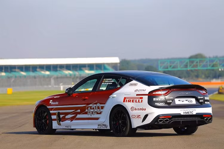 Để giúp Stinger GT420 ôm cua chính xác hơn, Kia Anh Quốc đã độ lại "dàn chân" với các lò xo hạ thấp Eibach Pro, những thanh chống nghiêng, bộ mâm OZ Racing Leggera kèm lốp Pirelli Trofeo R và phanh trước Brembo. Kết thúc những thay đổi ngoại thất là bộ decal tem đấu bắt mắt dán bên ngoài vỏ xe.