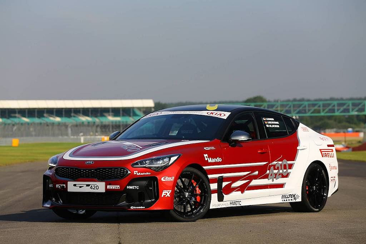 Có tên gọi Kia Stinger GT420, chiếc xe đua trong bài viết này cũng có xuất phát điểm là một phiên bản Stinger GT S thử nghiệm. Nó vốn được sử dụng cho giai đoạn cân chỉnh cuối cùng tại Anh, cũng như từng xuất hiện trong các chương trình TV và tạp chí nổi tiếng như The Grand Tour, Top Gear...