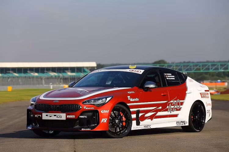 Có tên gọi Kia Stinger GT420, chiếc xe đua trong bài viết này cũng có xuất phát điểm là một phiên bản Stinger GT S thử nghiệm. Nó vốn được sử dụng cho giai đoạn cân chỉnh cuối cùng tại Anh, cũng như từng xuất hiện trong các chương trình TV và tạp chí nổi tiếng như The Grand Tour, Top Gear...