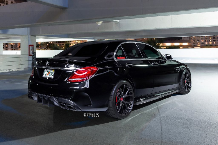 Ngoài bộ mâm “hàng hiệu” các chi tiết độ còn lại xuất hiện trên chiếc siêu sedan Mercedes-AMG C63 S cũng rất đáng chú ý. Mặt trước của xe khá hầm hố với bộ chia gió mới bằng sợi carbon trong khi hai bên thân được trang bị các phần vây làm từ chất liệu tương tự.