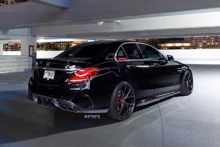 Ngoài bộ mâm “hàng hiệu” các chi tiết độ còn lại xuất hiện trên chiếc siêu sedan Mercedes-AMG C63 S cũng rất đáng chú ý. Mặt trước của xe khá hầm hố với bộ chia gió mới bằng sợi carbon trong khi hai bên thân được trang bị các phần vây làm từ chất liệu tương tự.
