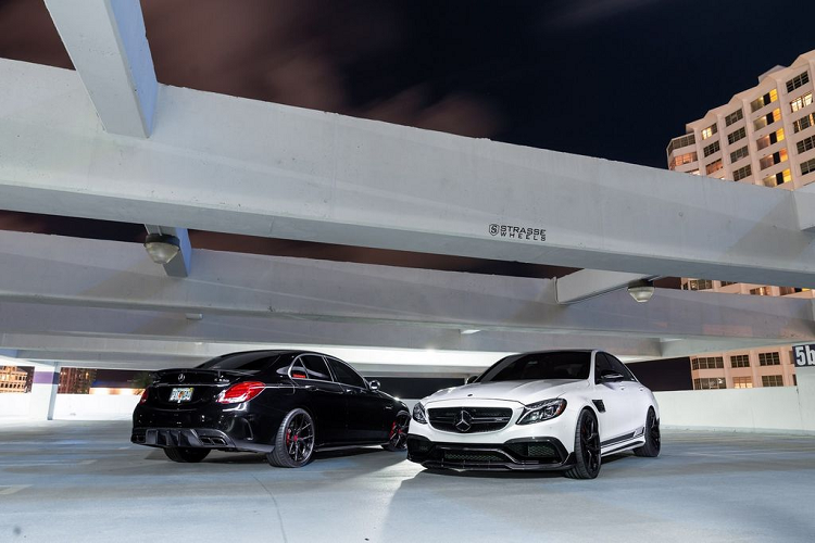 Mặt sau của C63 S cũng không kém phần nổi bật với bộ khuếch tán gió bằng sợi carbon cùng tấm lướt gió to bản. Cuối cùng, tạo sự tương phản cho màu đen tuyền ngoại thất là các điểm nhấn đỏ quanh lưới tản nhiệt, các kẹp phanh và tấm huy hiệu đặt trong tâm mỗi bánh xe.