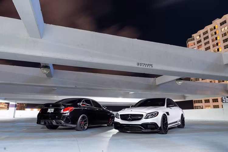 Mặt sau của C63 S cũng không kém phần nổi bật với bộ khuếch tán gió bằng sợi carbon cùng tấm lướt gió to bản. Cuối cùng, tạo sự tương phản cho màu đen tuyền ngoại thất là các điểm nhấn đỏ quanh lưới tản nhiệt, các kẹp phanh và tấm huy hiệu đặt trong tâm mỗi bánh xe.