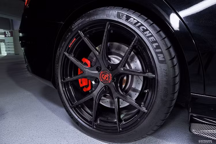 Về nhân vật chính, phiên bản Mercedes-AMG C63 S đặc biệt này được độ thêm một bộ mâm đến từ Strasse Wheels – một tùy chọn đắt tiền với thành phần từ sợi carbon.