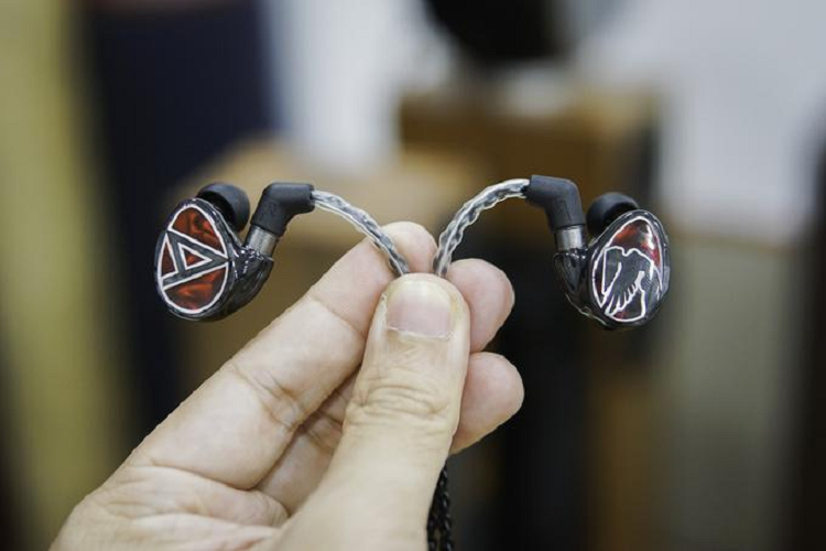 Tai nghe Layla Aion là sản phẩm hợp tác của thương hiệu âm thanh đến từ Hàn Quốc Astell&amp;Kern với Jerry Harvey Audio - một hãng chế tác nổi tiếng với những chiếc tai nghe custom (hàng thửa) cho ca sĩ. Để đánh dấu sự hợp tác này, mỗi bên tai nghe cũng có logo của một hãng, được đặt trên nền đỏ. 