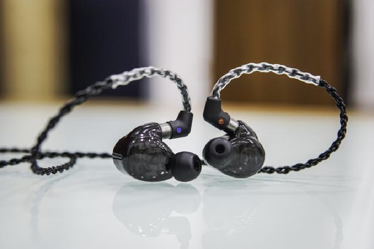 Theo một dân chơi âm thanh tại Hà Nội, mẫu Layla Aion đắt giá không chỉ nhờ thương hiệu, mà còn bởi các trang bị mà hãng mang đến, như phần vỏ được làm từ sợi carbon, khoang âm được thiết kế để bên trong chứa 12 driver chia đều cho ba dải âm thấp, trung và cao, nhờ đó tạo nên chất lượng âm thanh cân bằng và chi tiết nhất có thể. 