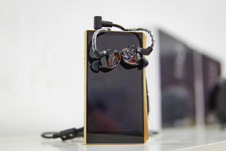 Với mức giá hơn 90 triệu đồng cùng các trang bị cao cấp, Astell&amp;Kern Layla Aion phù hợp với những người nghe nhạc yêu cầu chất lượng âm thanh tốt nhất hoặc các ca sĩ mong muốn sản phẩm tốt cả ở chất âm, độ bền và tính thời trang.