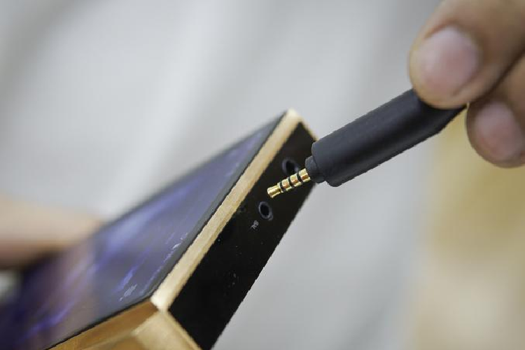 Một điểm khác biệt nữa là đầu giắc của Layla Aion là đầu 2,5mm. Đây là giắc cắm Balanced (cân bằng), cho chất lượng âm thanh tốt nhất. Bản thân một số thiết bị nghe nhạc cao cấp của Astell&amp;Kern hay Fiio cũng trang bị giắc này. Ngoài ra hãng cũng chuẩn bị cả một dây chuyển từ 2,5mm sáng 3,5mm để phù hợp cho nhiều thiết bị hơn. 