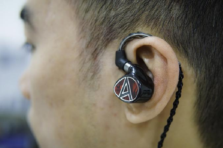 Mặc dù có kích thước khá lớn và đôi chút cồng kềnh, cảm giác đeo mẫu tai nghe này hoàn toàn trái ngược. Một số người dùng đeo thử đánh giá Layla Aion khá nhẹ và có thể được giữa chắc trên tai không sợ rơi. Các khu vực ghép nối cũng được thiết kế để bảo vệ trước mồ hôi cũng như yếu tố bên ngoài tác động vào. 